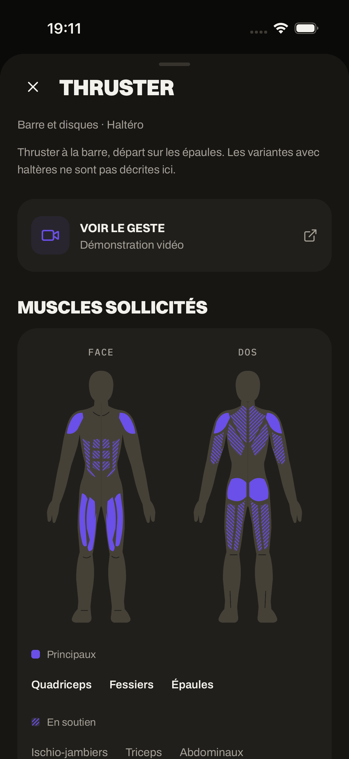 La fiche du Thruster, en sombre : barre et disques, haltéro ; Voir le geste, une démonstration vidéo ; les muscles sollicités sur une silhouette de face et de dos, quadriceps, fessiers et épaules en violet, ischio-jambiers, triceps et abdominaux en soutien.